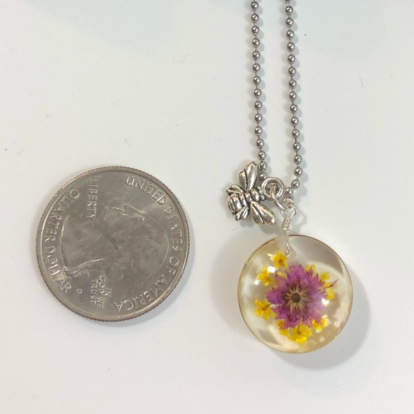Dried Flowers Button Pendant Bee Charm NWT - Picture 2 of 3